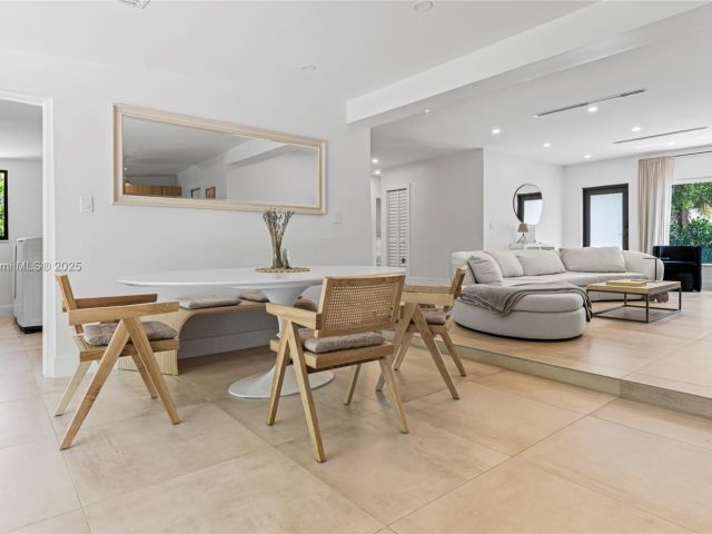 Дом в аренду по адресу 281 NE 48th Ter - фото 6047145