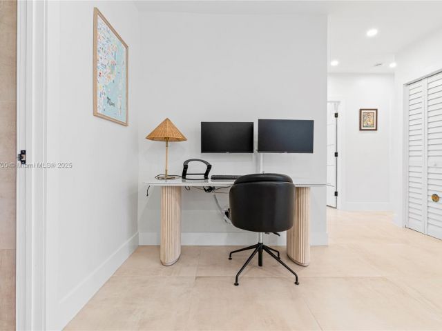 Дом в аренду по адресу 281 NE 48th Ter - фото 6047147