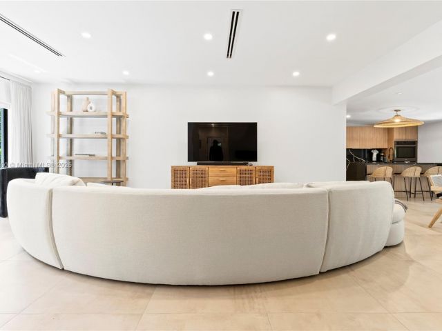 Дом в аренду по адресу 281 NE 48th Ter - фото 6047148