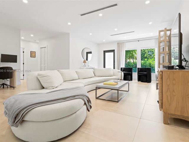 Дом в аренду по адресу 281 NE 48th Ter - фото 6047149