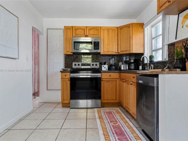 Дом в аренду по адресу 260 NE 45th St - фото 6047000