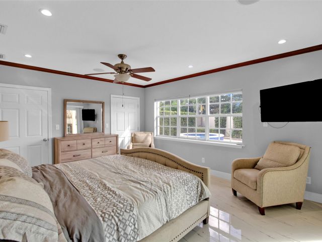 Продажа дома по адресу 1062 SE 22nd Ave - фото 5936975