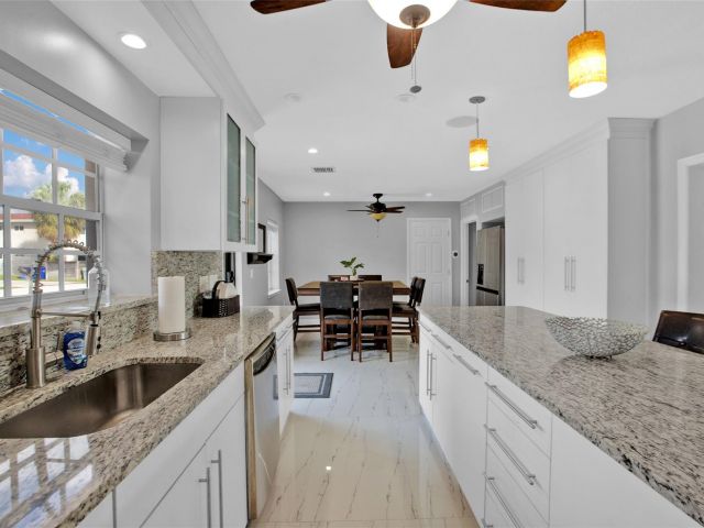 Продажа дома по адресу 1062 SE 22nd Ave - фото 5936978