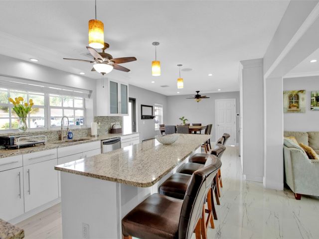 Продажа дома по адресу 1062 SE 22nd Ave - фото 5936979