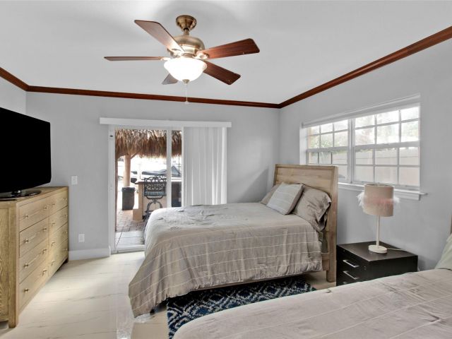 Продажа дома по адресу 1062 SE 22nd Ave - фото 5936982