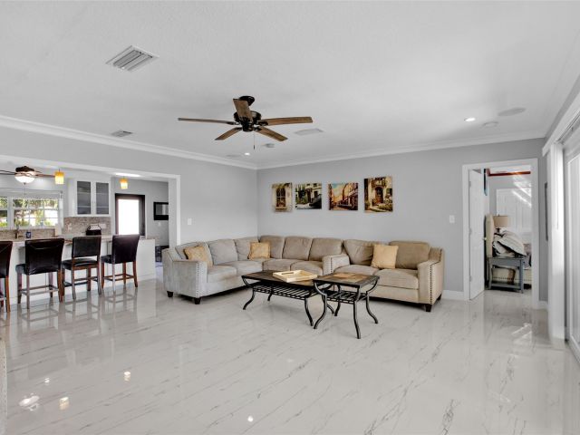 Продажа дома по адресу 1062 SE 22nd Ave - фото 5936988