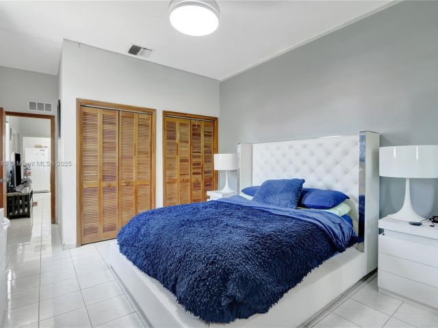 Продажа дома по адресу 2725 SW 82nd Ave - фото 6096253