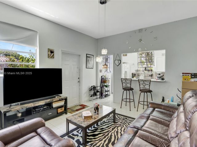 Продажа дома по адресу 2725 SW 82nd Ave - фото 6096254