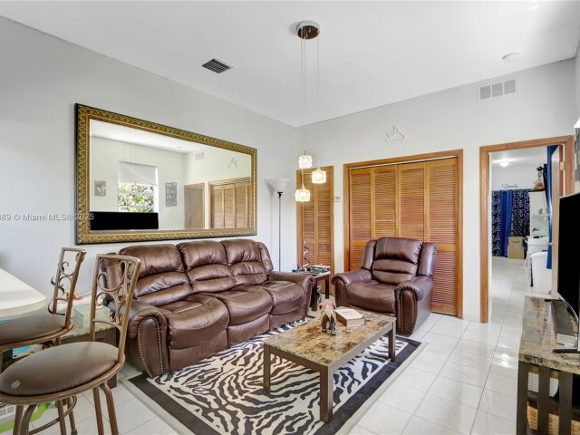 Продажа дома по адресу 2725 SW 82nd Ave - фото 6096255