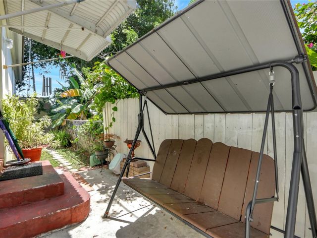 Продажа дома по адресу 2725 SW 82nd Ave - фото 6096256