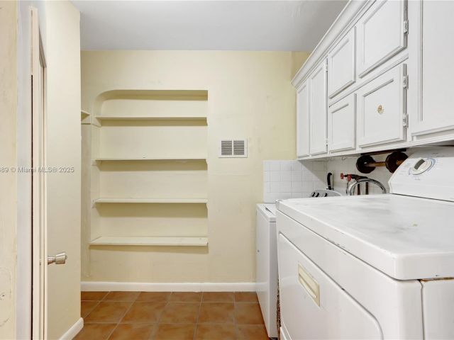 Продажа дома по адресу 2725 SW 82nd Ave - фото 6096257