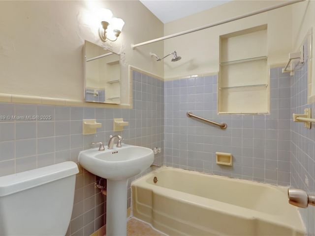 Продажа дома по адресу 2725 SW 82nd Ave - фото 6096258