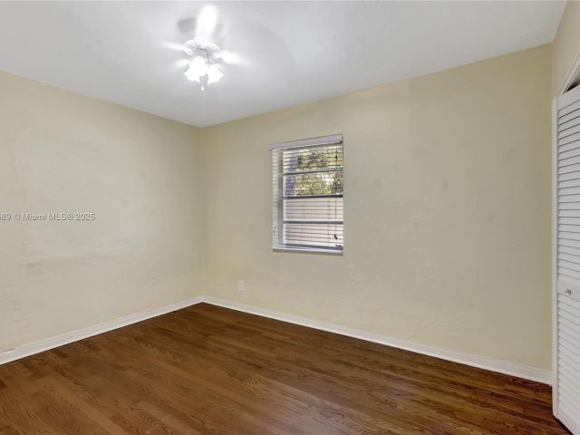 Продажа дома по адресу 2725 SW 82nd Ave - фото 6096261