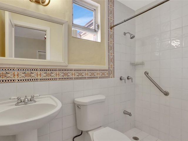 Продажа дома по адресу 2725 SW 82nd Ave - фото 6096263