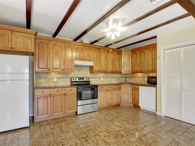 Продажа дома по адресу 2725 SW 82nd Ave - фото 6096264