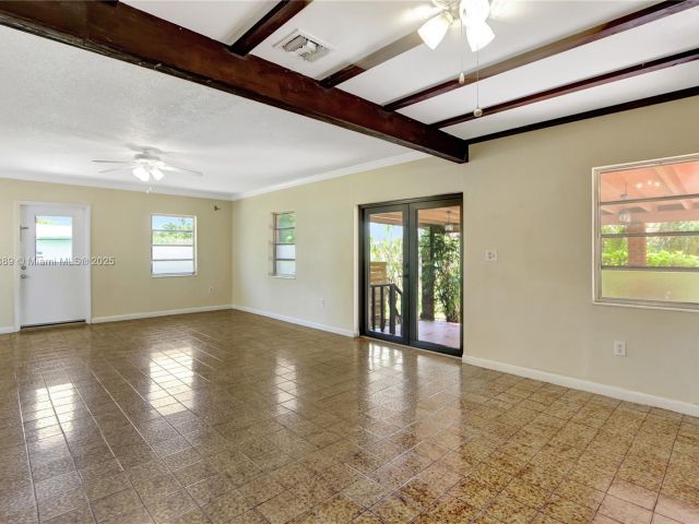 Продажа дома по адресу 2725 SW 82nd Ave - фото 6096265