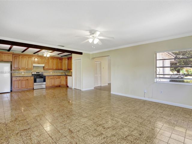 Продажа дома по адресу 2725 SW 82nd Ave - фото 6096266