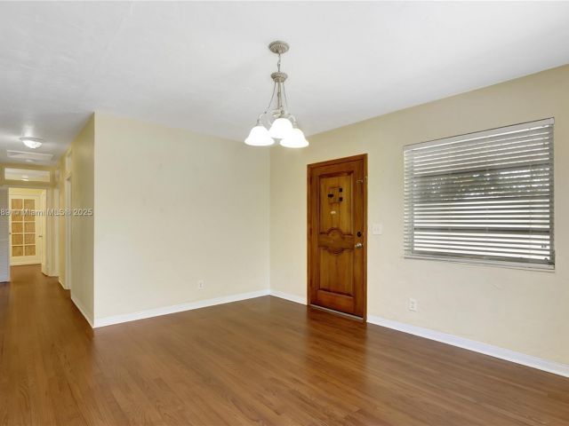 Продажа дома по адресу 2725 SW 82nd Ave - фото 6096267