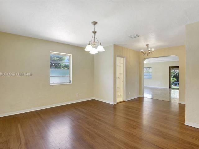 Продажа дома по адресу 2725 SW 82nd Ave - фото 6096268