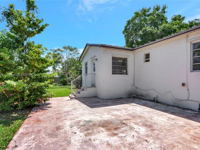 Продажа дома по адресу 2725 SW 82nd Ave - фото 6096269