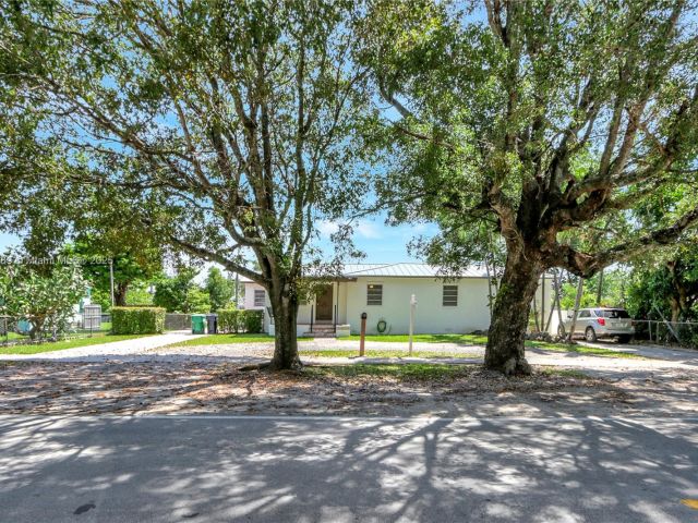 Продажа дома по адресу 2725 SW 82nd Ave - фото 6096270