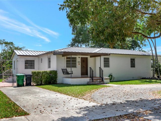 Продажа дома по адресу 2725 SW 82nd Ave - фото 6096272