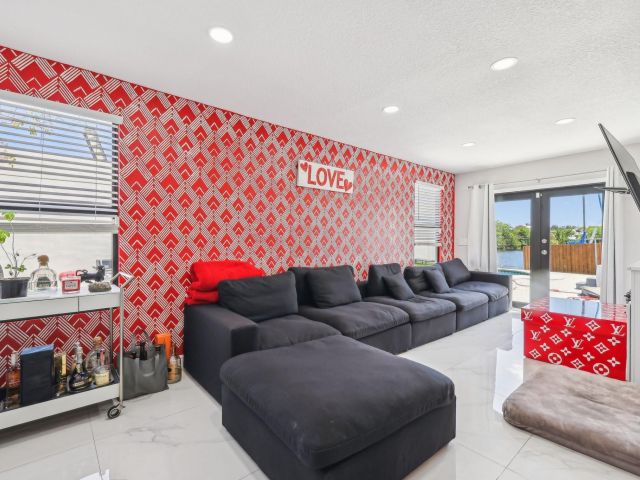 Продажа дома по адресу 2030 SW 22nd Ave - фото 5890913