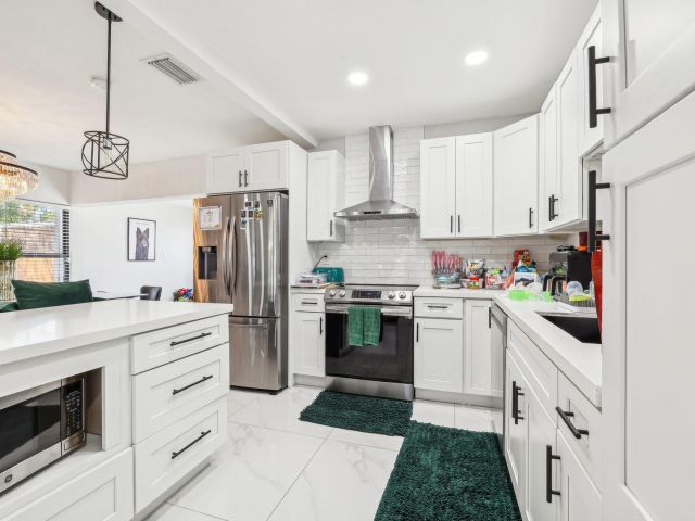 Продажа дома по адресу 2030 SW 22nd Ave - фото 5890914