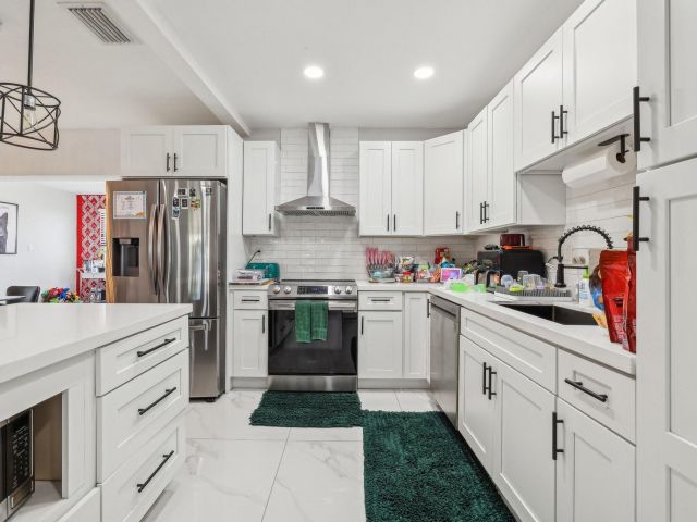 Продажа дома по адресу 2030 SW 22nd Ave - фото 5890915