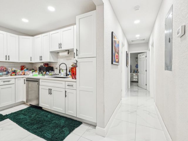 Продажа дома по адресу 2030 SW 22nd Ave - фото 5890916