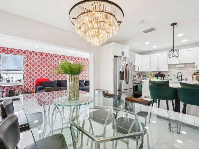 Продажа дома по адресу 2030 SW 22nd Ave - фото 5890919