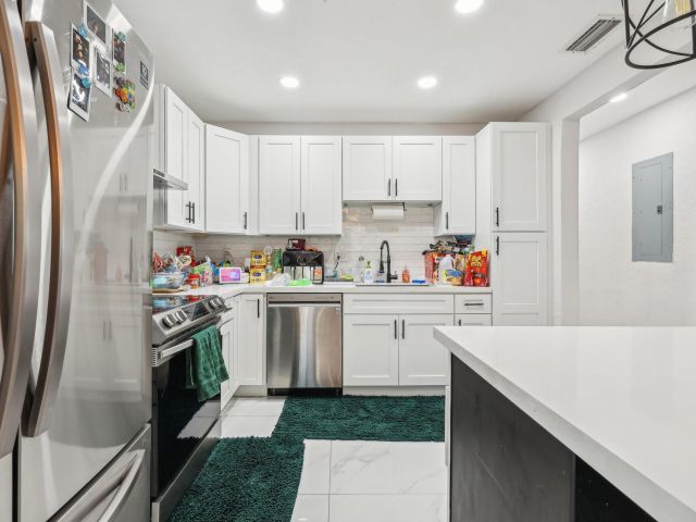 Продажа дома по адресу 2030 SW 22nd Ave - фото 5890920