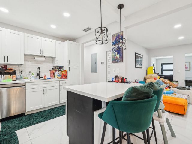 Продажа дома по адресу 2030 SW 22nd Ave - фото 5890921