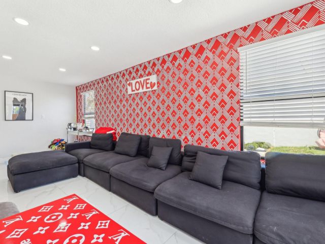 Продажа дома по адресу 2030 SW 22nd Ave - фото 5890923