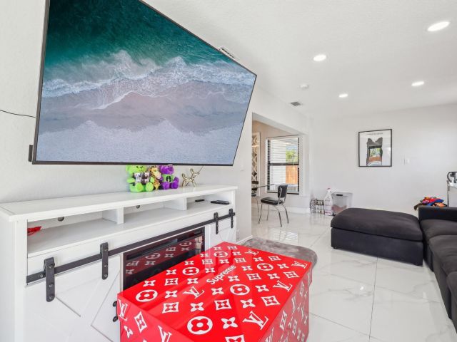 Продажа дома по адресу 2030 SW 22nd Ave - фото 5890924