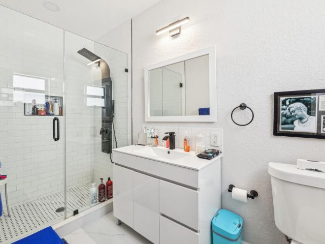 Продажа дома по адресу 2030 SW 22nd Ave - фото 5890926