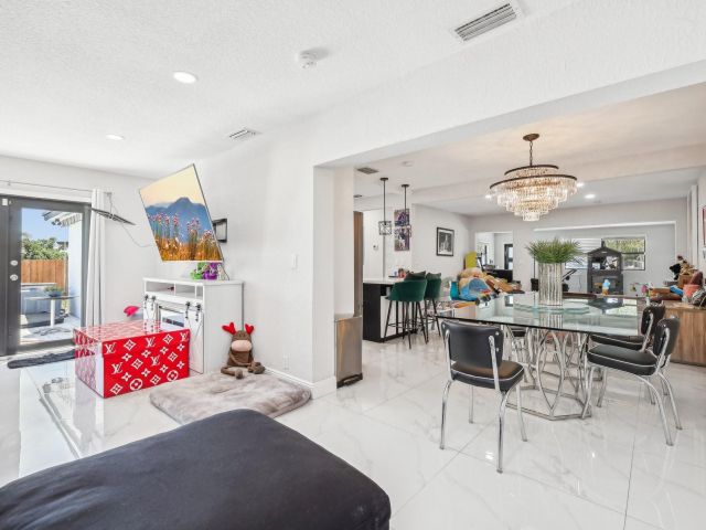 Продажа дома по адресу 2030 SW 22nd Ave - фото 5890928