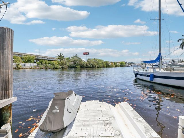 Продажа дома по адресу 2030 SW 22nd Ave - фото 5890930