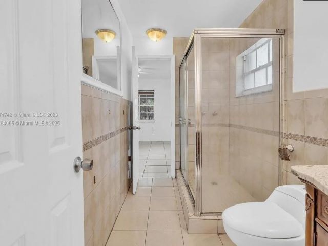 Продажа дома по адресу 936 NE 132nd St - фото 5877153