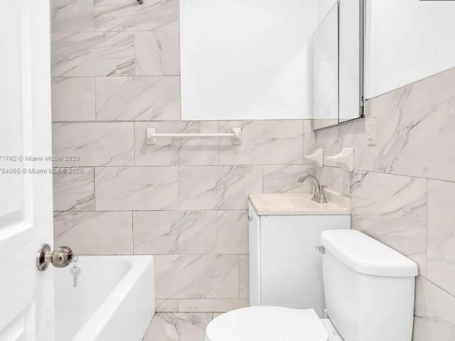 Продажа дома по адресу 936 NE 132nd St - фото 5877156