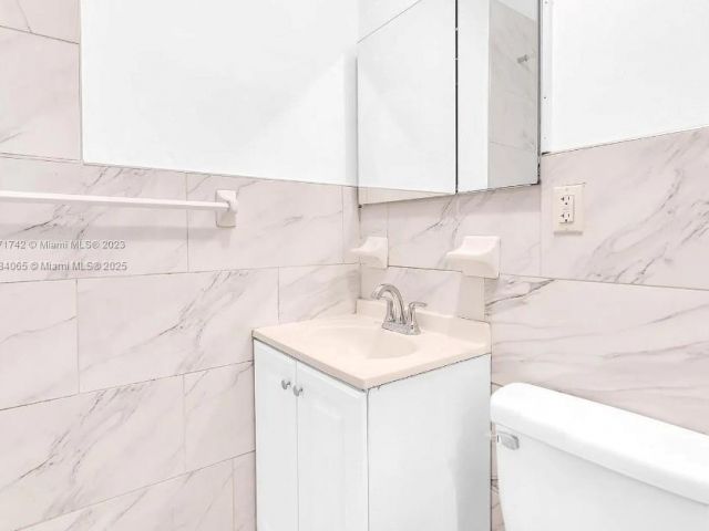 Продажа дома по адресу 936 NE 132nd St - фото 5877157