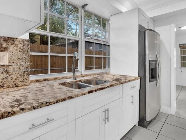 Продажа дома по адресу 936 NE 132nd St - фото 5877160