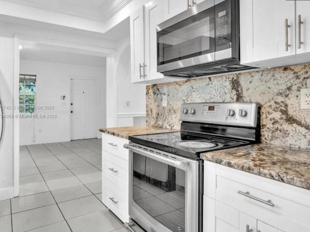 Продажа дома по адресу 936 NE 132nd St - фото 5877161