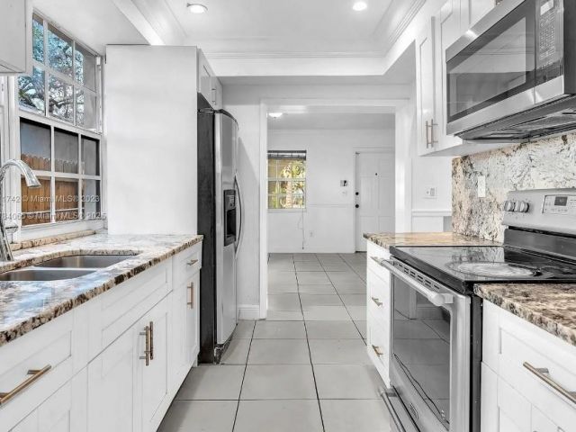 Продажа дома по адресу 936 NE 132nd St - фото 5877165