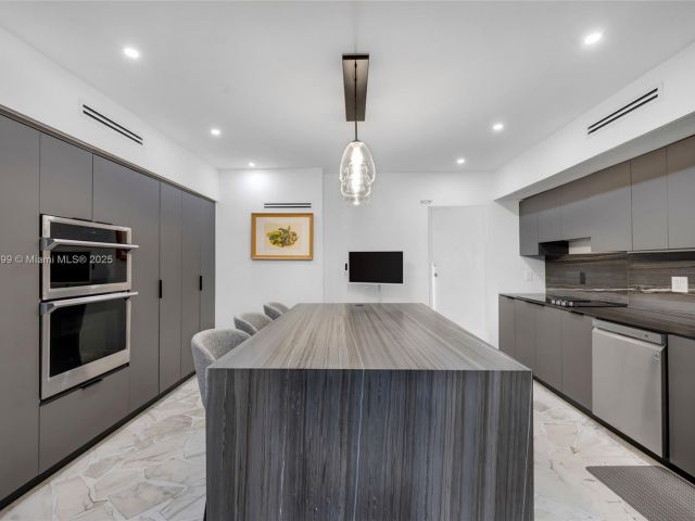 Продажа дома по адресу 1141 NE 90th St - фото 6121706