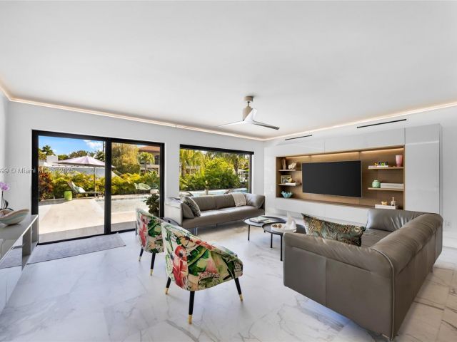 Продажа дома по адресу 1141 NE 90th St - фото 6121708