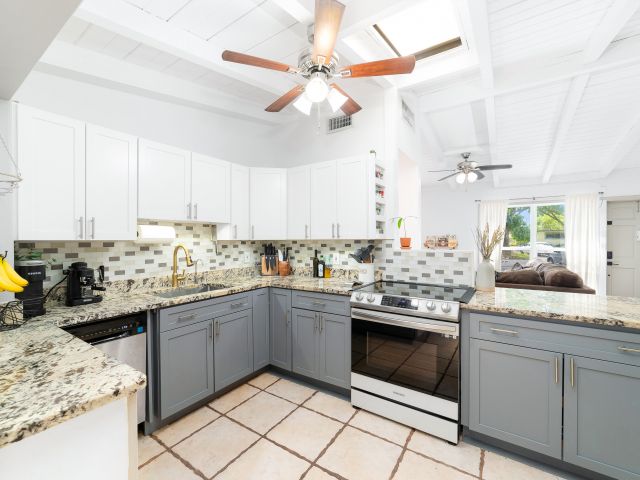 Продажа дома по адресу 2869 SW 13th Court - фото 5981601