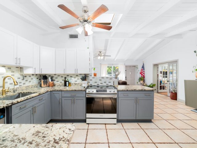 Продажа дома по адресу 2869 SW 13th Court - фото 5981602