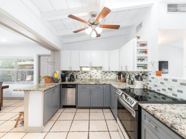 Продажа дома по адресу 2869 SW 13th Court - фото 5981603