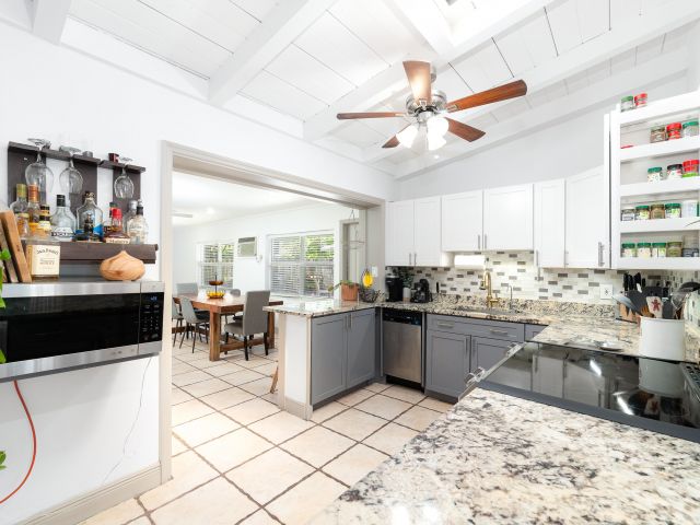 Продажа дома по адресу 2869 SW 13th Court - фото 5981604